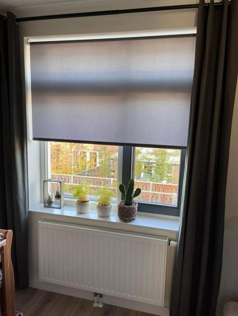 Grijze rolgordijn 150cm - rolgordijn grijs  Rolgordijn, 100 tot 150 cm, Ophalen of Verzenden, Zo goed als nieuw, Grijs