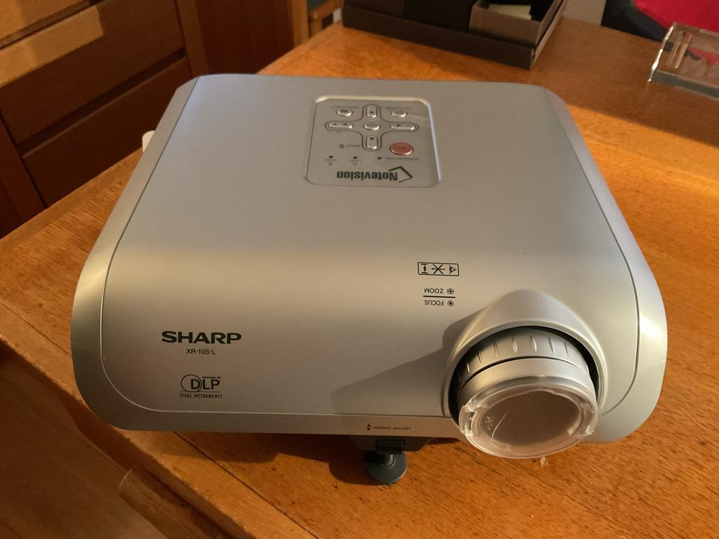 Sharp XR-109-L beamer met tas, Audio, Tv en Foto, Beamers, Ophalen, Gebruikt, DLP, Overige resoluties