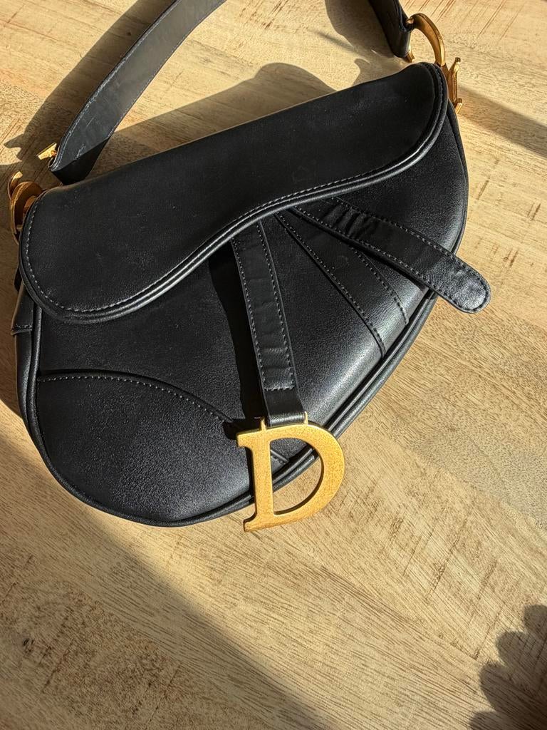 Dior Saddle Bag Zwart Nieuw met Gouden Letters, Sieraden, Tassen en Uiterlijk, Tassen | Damestassen, Ophalen of Verzenden, Nieuw