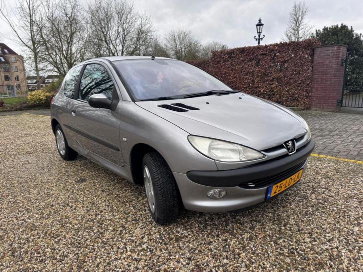 Peugeot 206 1.4 XT - Automaat l Nieuwe APK l Airco l Lage KM, Auto's, Peugeot, Particulier, ABS, Airbags, Airconditioning, Centrale vergrendeling