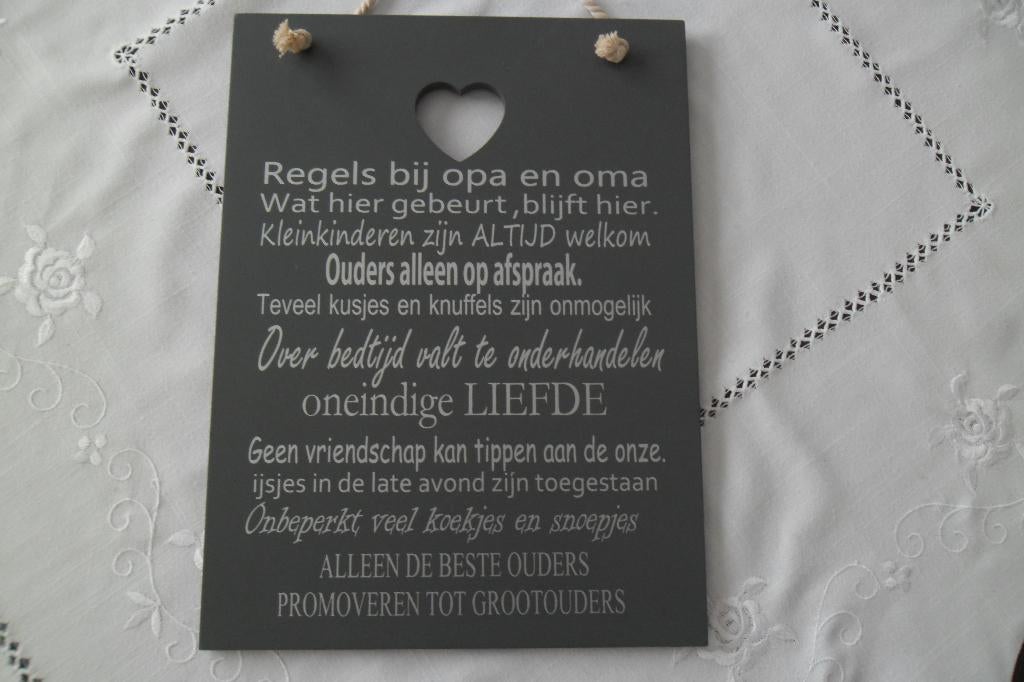 Tekstbord: Regels bij opa en oma hoogte 35 br.26 cm., Huis en Inrichting, Woonaccessoires | Tekstborden en Spreuken, Ophalen of Verzenden