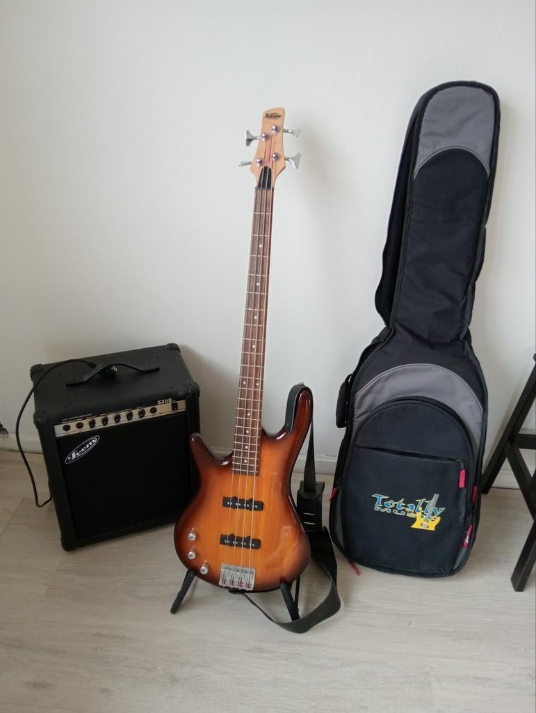 Ibanez Linkse basgitaar, versterker ( Leem), kabel en tas., Ophalen, Zo goed als nieuw, Solid body, Overige merken