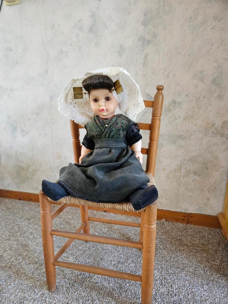 Pop met traditionele kleding, Ophalen