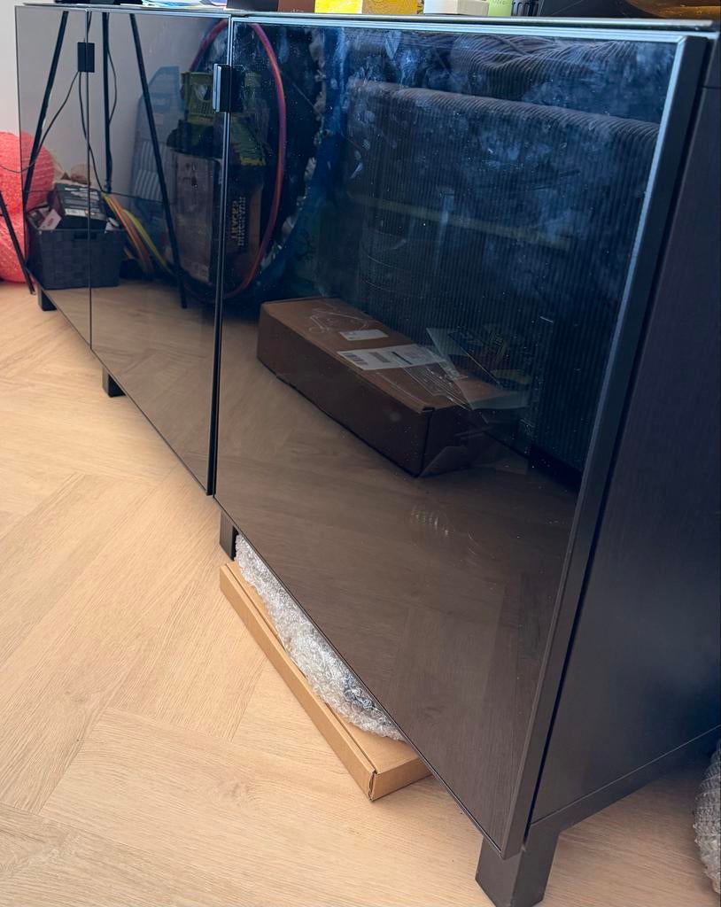 IKEA Besta dressoir met rookglazen deuren en zwart blad, Ophalen, Gebruikt, 150 tot 200 cm, Glas