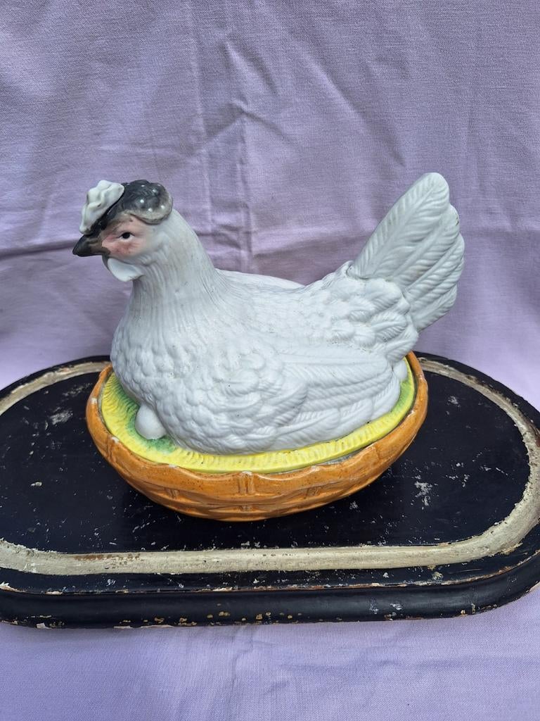 Kip op mand van porselein, Antiek en Kunst, Ophalen of Verzenden