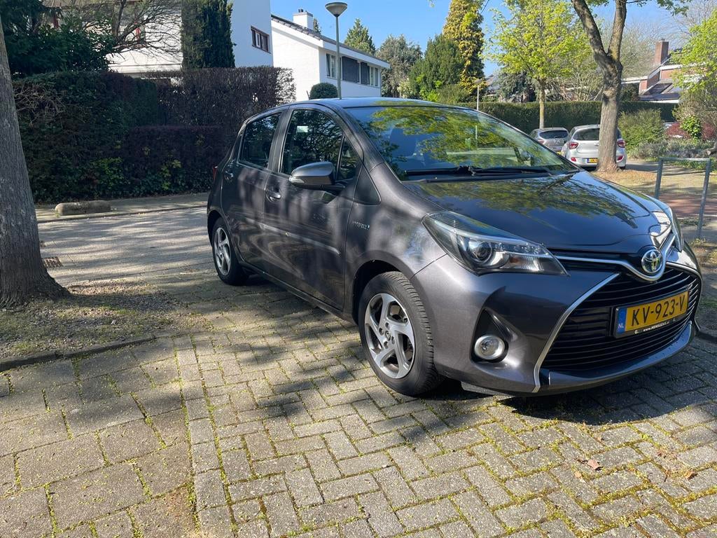 Toyota Yaris 1.5 Full Hybrid CVT 5DR 2016 Grijs, Auto's, Toyota, 4 cilinders, 49 €/maand, Origineel Nederlands, Cruise Control