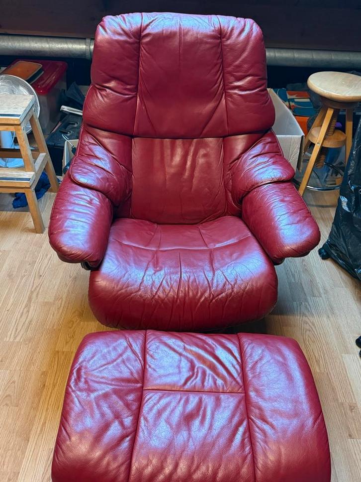 Rode leren relaxfauteuil met voetenbank, Huis en Inrichting, Fauteuils, Gebruikt, Leer, 75 tot 100 cm, Ophalen