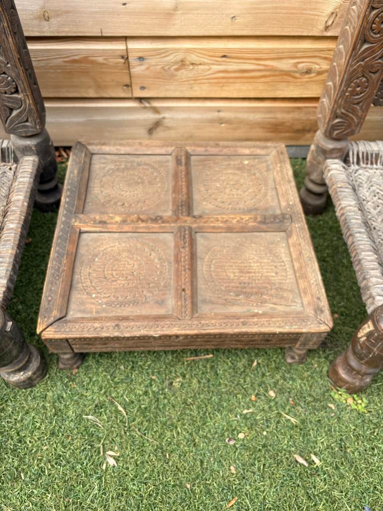 Tempel stoelen en tafel (Burma), Ophalen