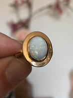 14 karaat geelgouden vintagering met een opaal, 18 tot 19, Ophalen of Verzenden, Zo goed als nieuw, Dame