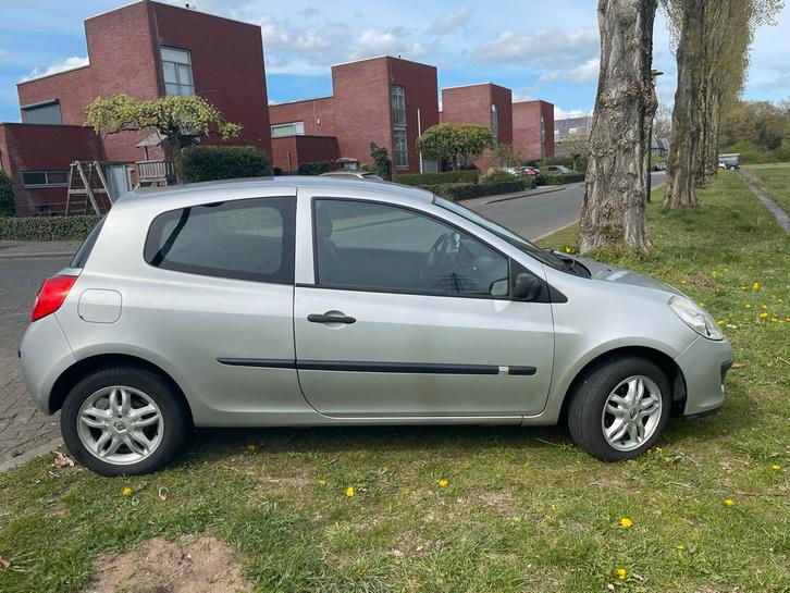 Renault Clio 1.2 16V 75 pk 3D 2007 Grijs, Auto's, Renault, Particulier, Clio, Benzine, B, Hatchback, Handgeschakeld, Origineel Nederlands