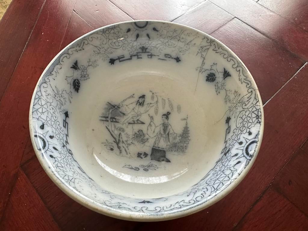 Antieke schaal op voet van Petrus Regout Timor, Ophalen of Verzenden