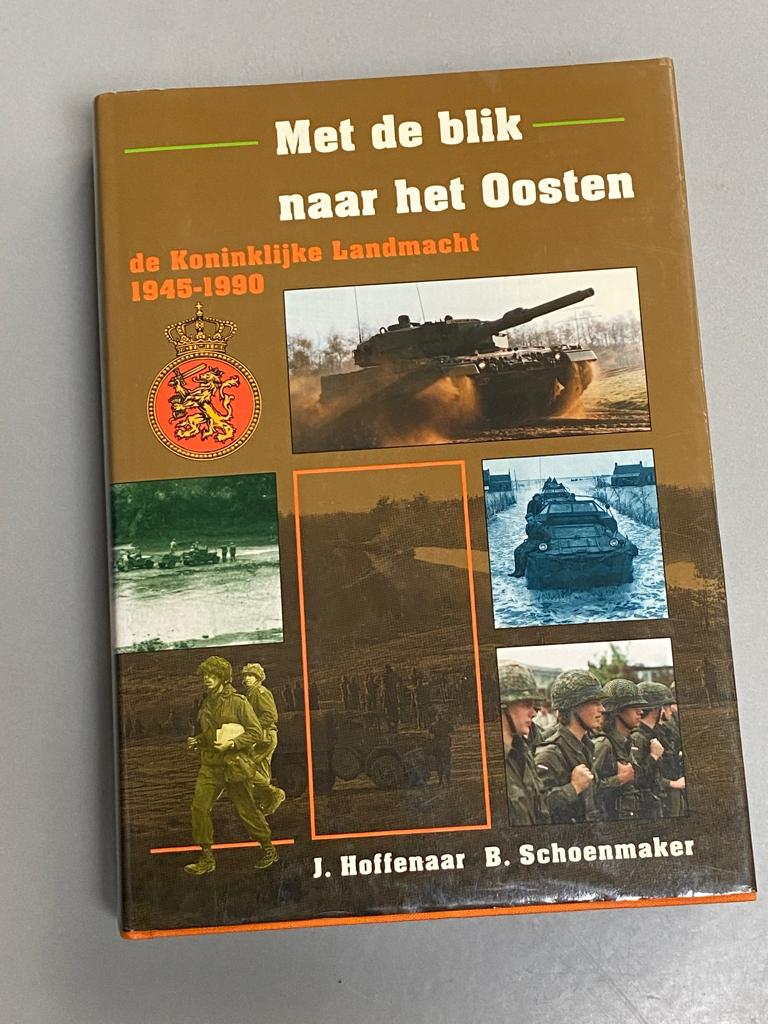 Met de blik naar het Oosten de koninklijke Landmacht 1945-90, Ophalen of Verzenden, Zo goed als nieuw, 1945 tot heden, Overige onderwerpen