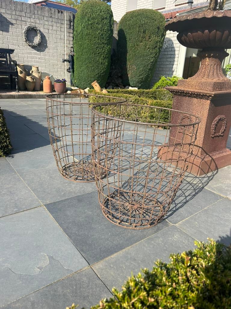 2 oude draadmanden, Ophalen