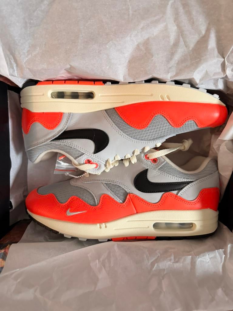 Te koop: Nike Air Max 1 x Patta Waves “Hyper Crimson maat 43, Kleding | Heren, Schoenen, Overige kleuren, Nieuw, Ophalen of Verzenden