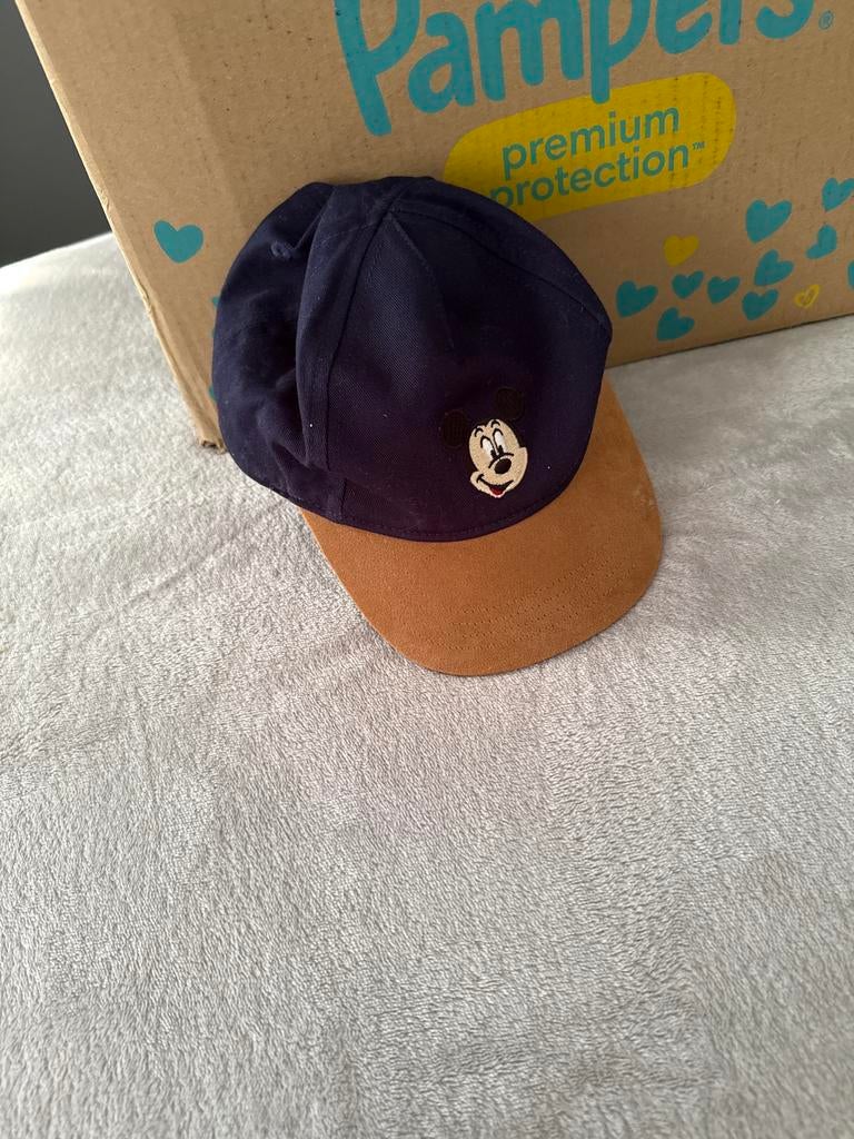 Leuke baby pet met Mickey Mouse - 6-12 maanden, Jongetje of Meisje, Ophalen of Verzenden, Maat 68, Pet
