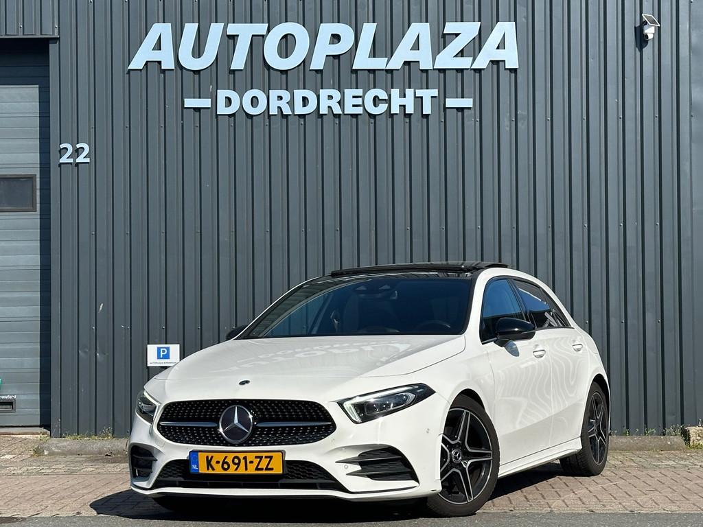 Mercedes-Benz A-klasse 180 Business Solution AMG PANO | SFEE, Auto's, Mercedes-Benz, 136 pk, Gebruikt, 4 cilinders, Wit