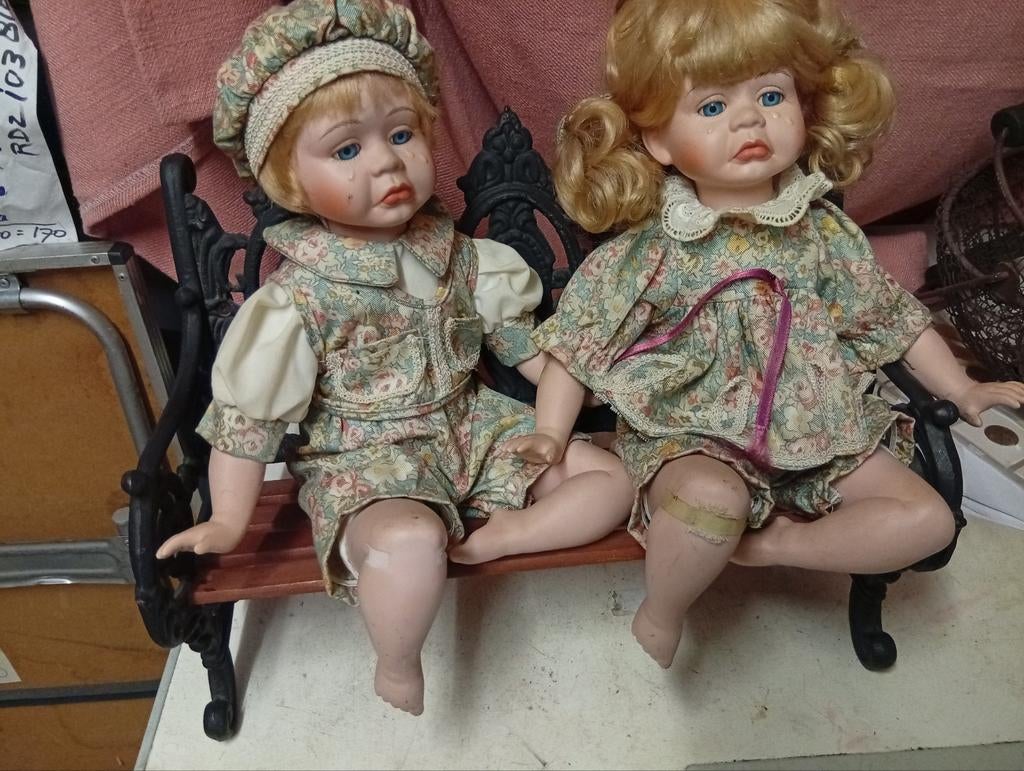 2 Porseleinen Huilende Poppen op Bankje, Kinderen en Baby's, Speelgoed | Poppen, Gebruikt, Overige typen, Ophalen of Verzenden