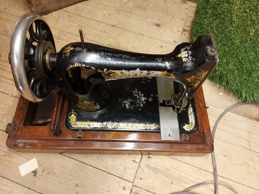 Oude Naaimachine te koop., Antiek en Kunst, Antiek | Naaimachines, Ophalen