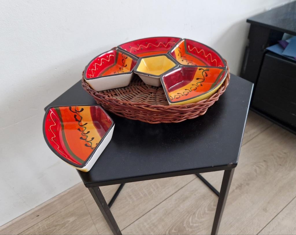 Mooie Spaanse tapas schalen in mandje - Nieuw! Oranje Rood, Huis en Inrichting, Keuken | Servies, Ophalen of Verzenden, Nieuw