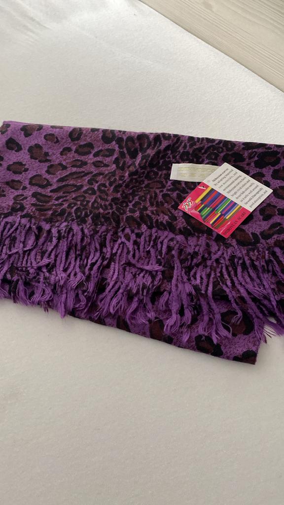 Nieuwe paarse sjaal met luipaardprint en franjes, Kleding | Dames, Mutsen, Sjaals en Handschoenen, Ophalen of Verzenden, Nieuw
