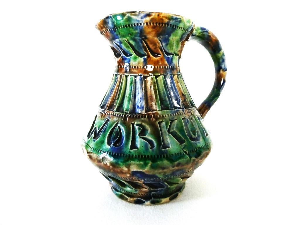 Fries kerfsnede aardewerk vaasje / kannetje met een beker, Ophalen of Verzenden