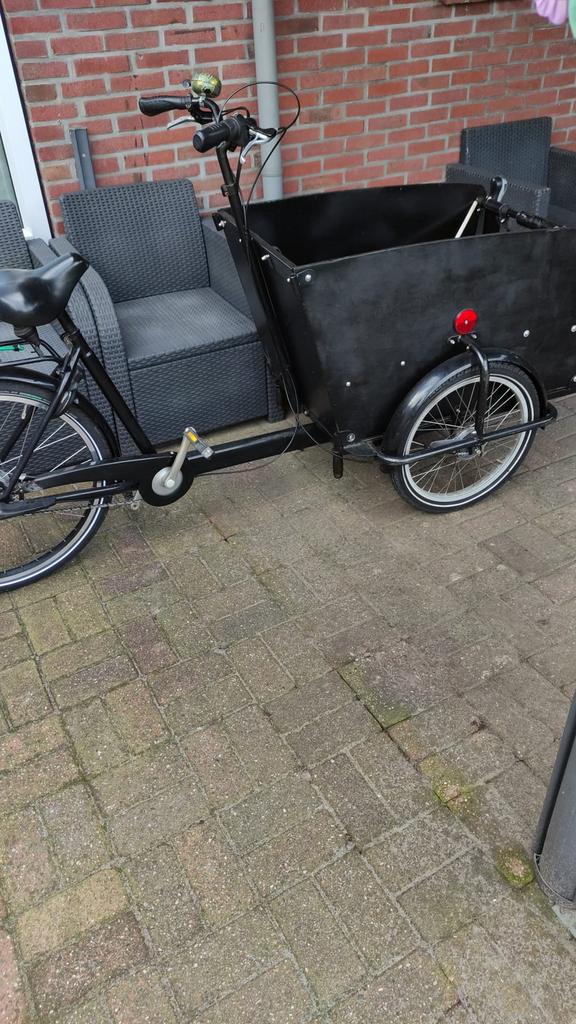 Hij is zwart met zwarte bankjes aan de binnen kant, Fietsen en Brommers, Fietsen | Bakfietsen, 4 kinderen of meer, Huif, Zo goed als nieuw