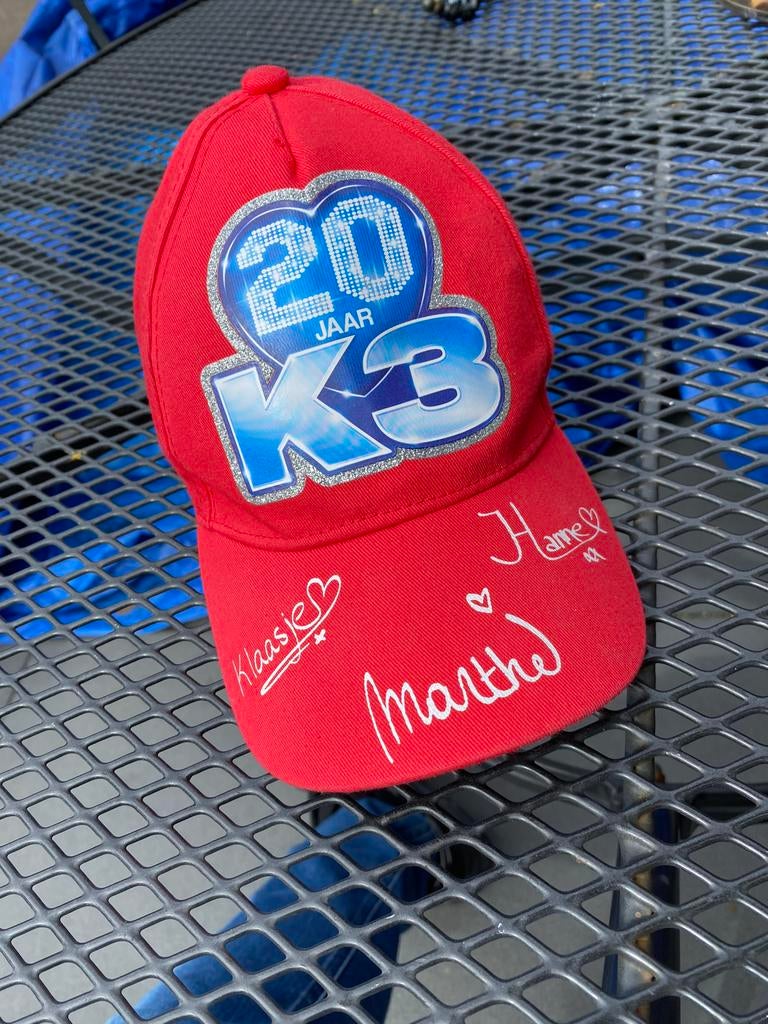 Rode K3 pet met handtekeningen, Ophalen of Verzenden, Gebruikt, Jongetje of Meisje, Pet