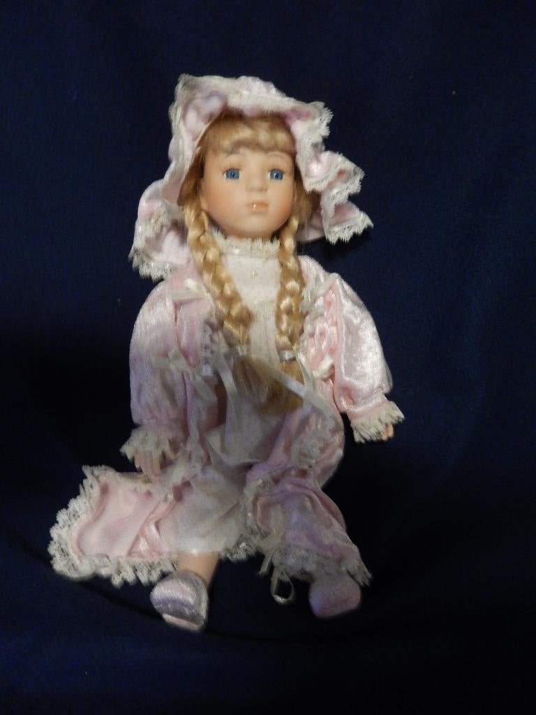 pop is een decoratieve porseleinen  porcelain doll, Verzamelen, Poppen, Ophalen of Verzenden, Gebruikt, Pop