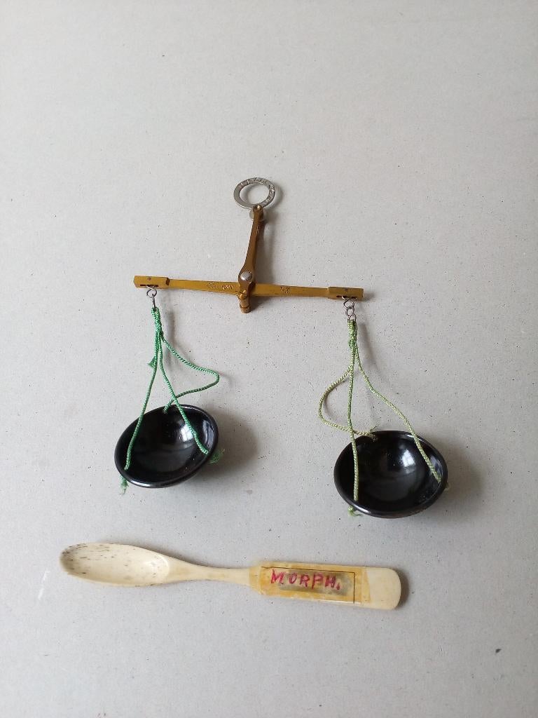 Oud Apothekers opium/handweegschaaltje.Bakeliet/messing., Antiek en Kunst, Curiosa en Brocante, Ophalen of Verzenden