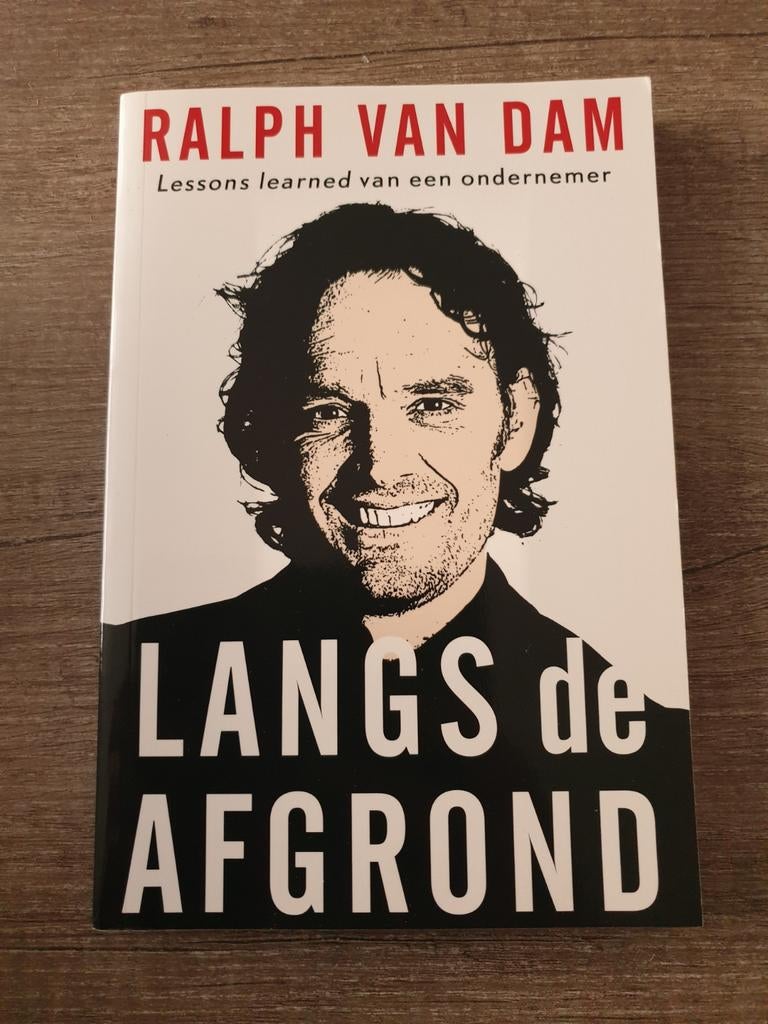 Ralph van Dam - Langs de Afgrond (Lessons learned), Boeken, Overige Boeken, Gelezen, Ophalen of Verzenden
