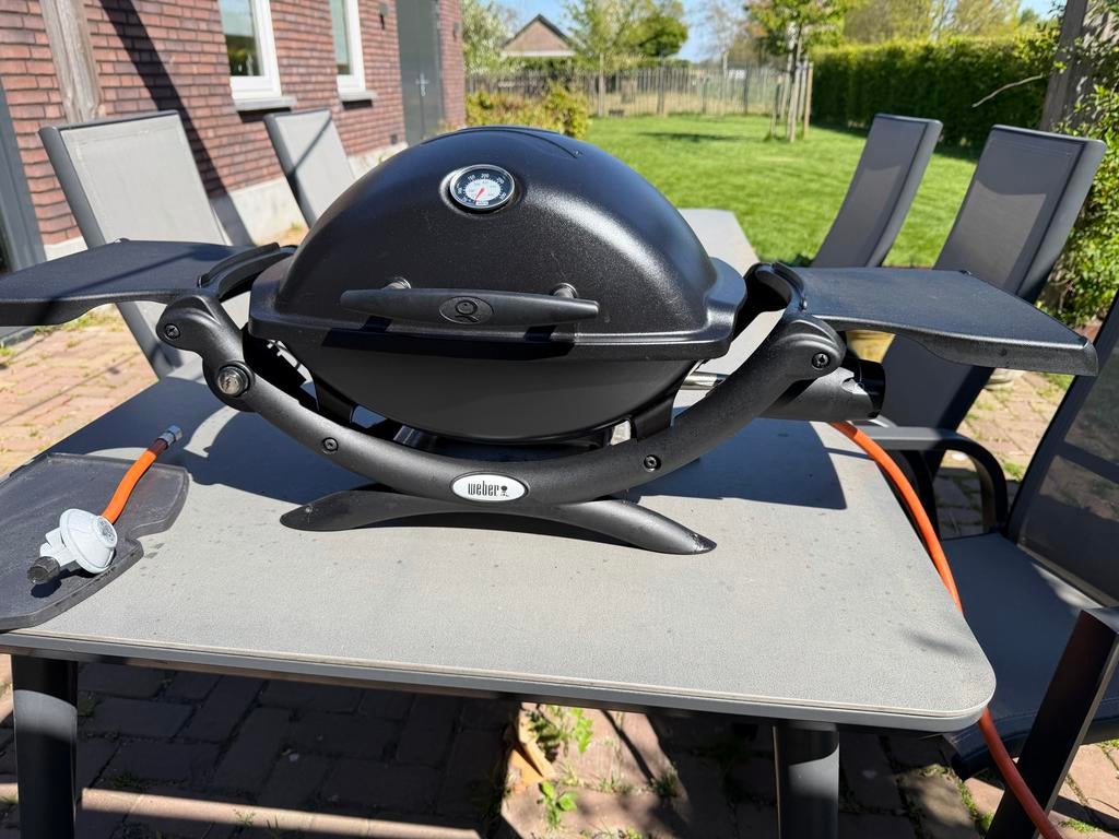 Weber Q1200 gas BBQ met bakplaat en gasslangen, Ophalen of Verzenden, Zo goed als nieuw