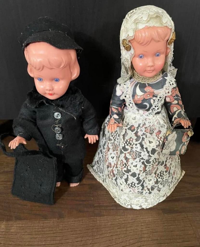Vintage poppenpaar in traditionele klederdracht, Ophalen of Verzenden, Gebruikt, Pop