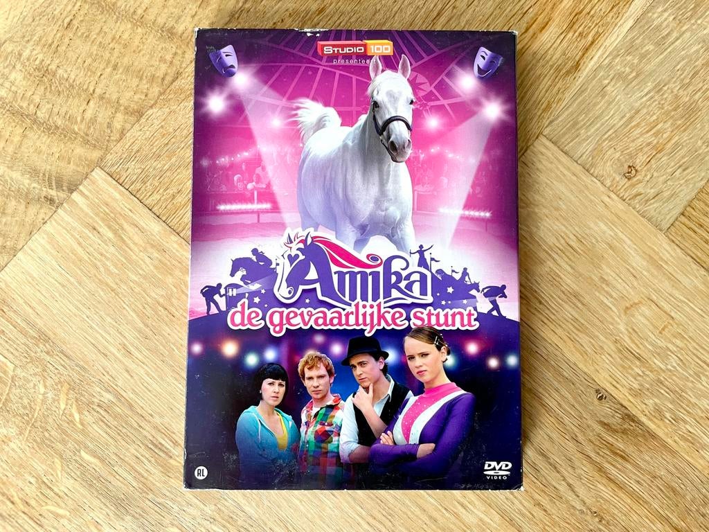 Amika - De Gevaarlijke Stunt op DVD (krasvrij, met NL), Cd's en Dvd's, Alle leeftijden, Ophalen of Verzenden, Zo goed als nieuw