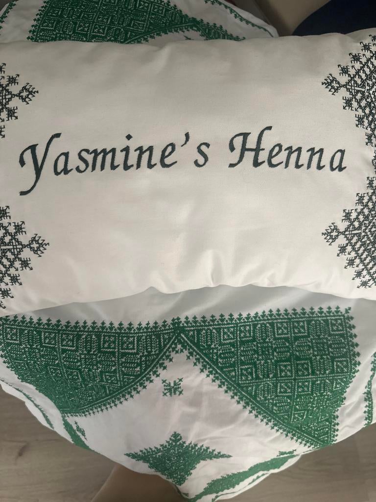 Henna kussen in donkergroen met borduursel, Ophalen of Verzenden, Nieuw, Groen, Rechthoekig