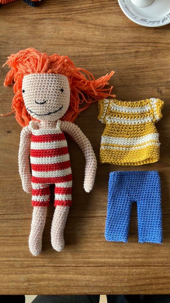 Gehaakte pop met twee kledingsetjes | Stella en Sam, Hobby en Vrije tijd, Ophalen of Verzenden, Nieuw, Haken, Overige typen