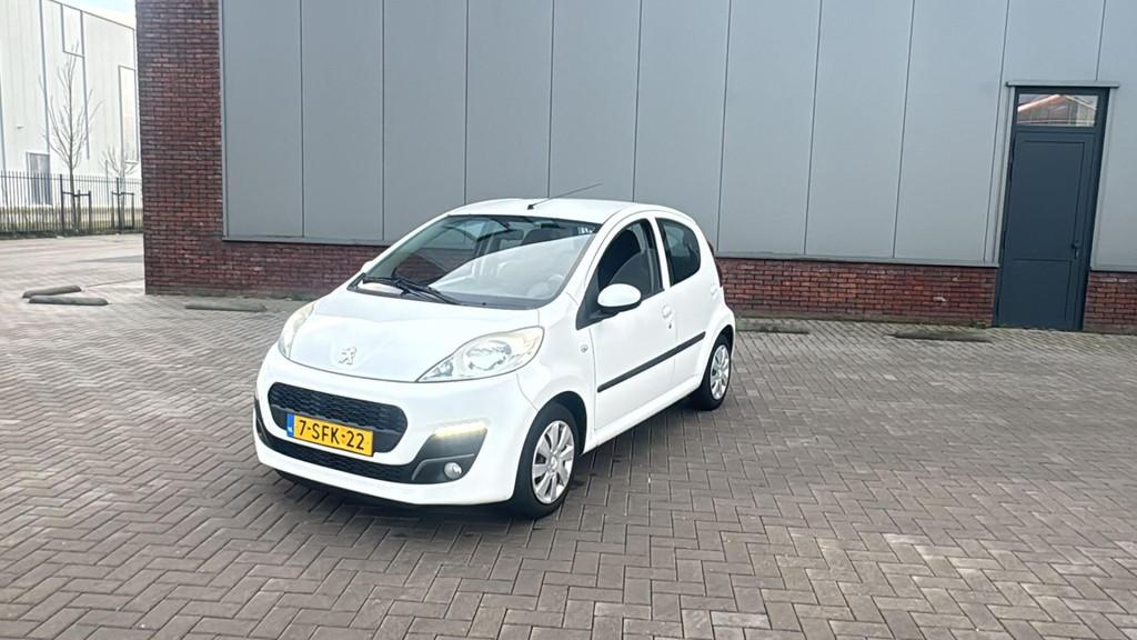 Peugeot 107 1.0 Active 207.000 Nap Airco Wit 2013, Voorwielaandrijving, Euro 5, Gebruikt, 4 stoelen