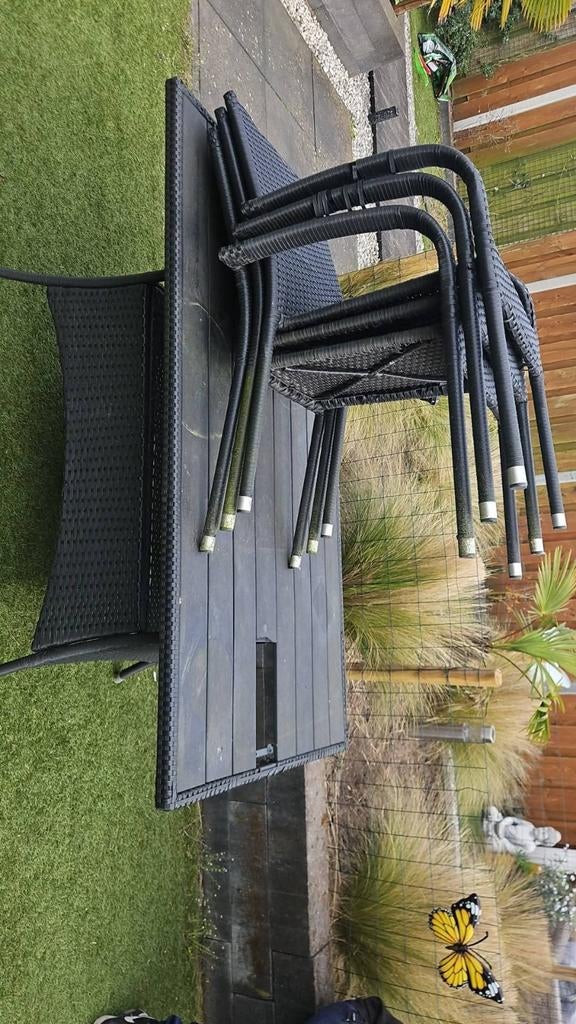 Oude tafel. Stoelen zijn al weg, Tuin en Terras, Partytenten, Ophalen, Gebruikt, Minder dan 5 meter
