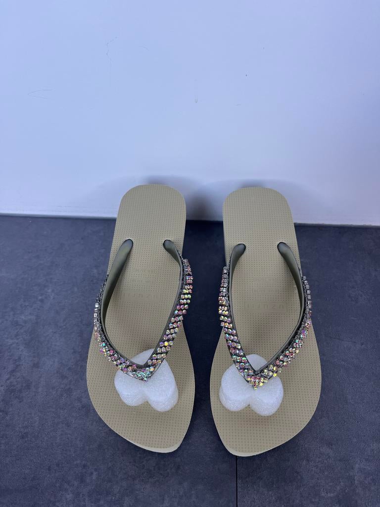 Uzurii Slippers met sleehak maat 37/38, Kleding | Dames, Ophalen, Nieuw, Beige, Slippers