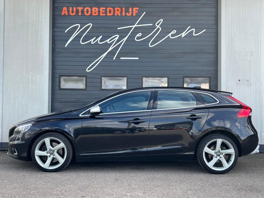 Volvo V40 2.0 D4 R-Design Business|Leer|Trekhaak, Auto's, Volvo, Voorwielaandrijving, Euro 5, Gebruikt, Zwart