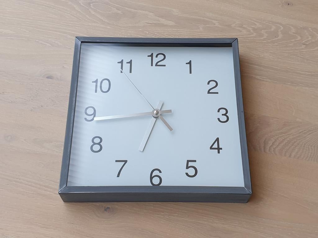 Vierkante Wandklok RVS Look, Huis en Inrichting, Woonaccessoires | Klokken, Ophalen of Verzenden, Zo goed als nieuw, Analoog, Wandklok