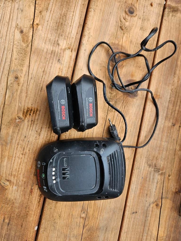 Acculader + 2 x accu 14,4V 1,3A Bosch, Ophalen of Verzenden, Gebruikt, Boormachine