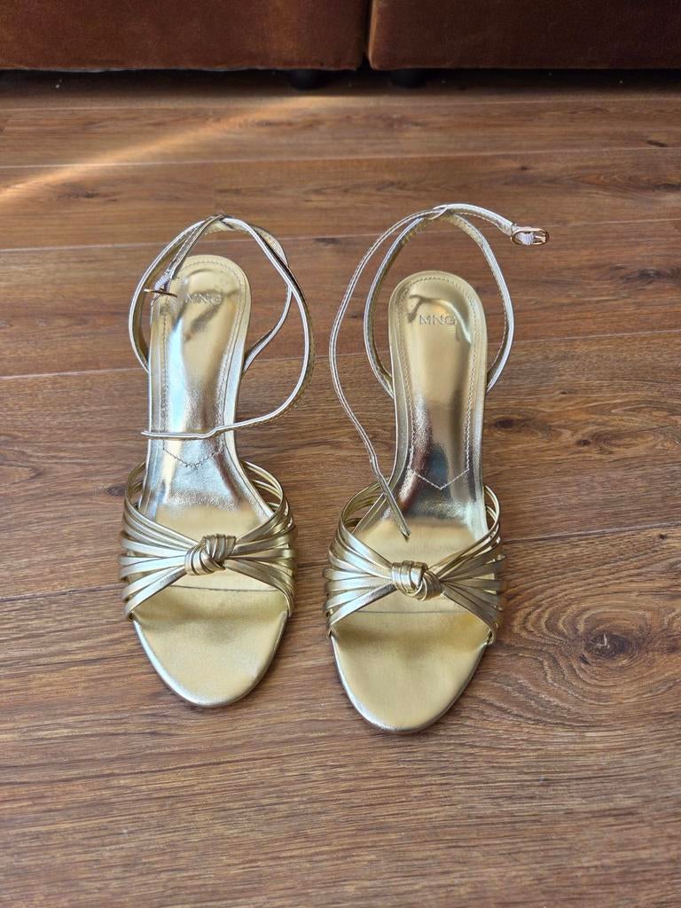 Gouden hakken Mango maat 40, Kleding | Dames, Schoenen, Pumps, Ophalen of Verzenden, Zo goed als nieuw, Overige kleuren