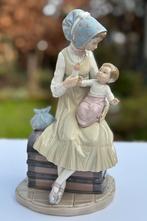 Beeldje Lladro “feeding her daughter” nr 5140, Ophalen of Verzenden