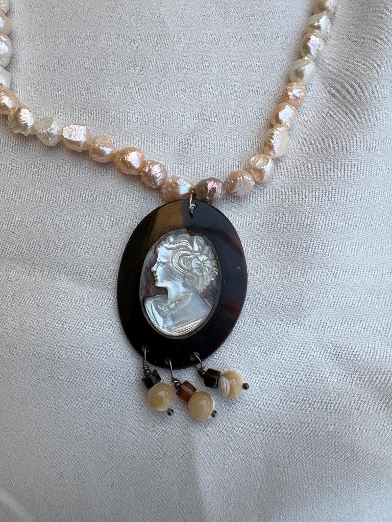 Vintage Italiaanse parelketting met camee hanger, Ophalen of Verzenden, Gebruikt, Steen of Mineraal, Met hanger