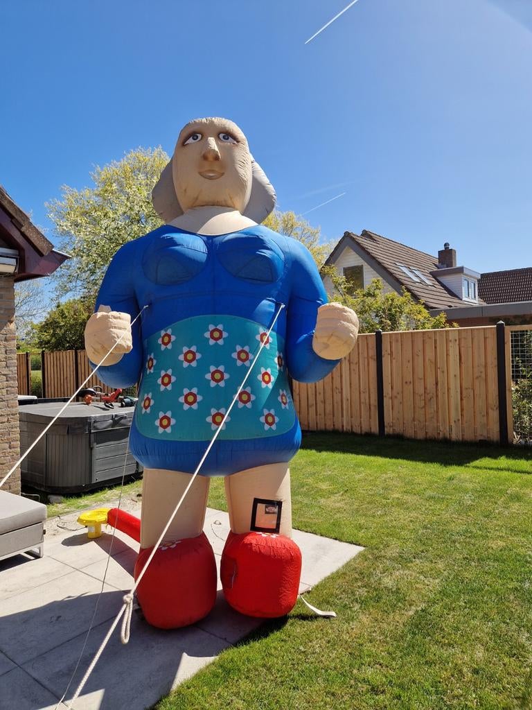 Te koop! Opblaasbare Sarah - 3,5 meter hoog met blower, Ophalen, Gebruikt, Feestartikel, Abraham of Sarah