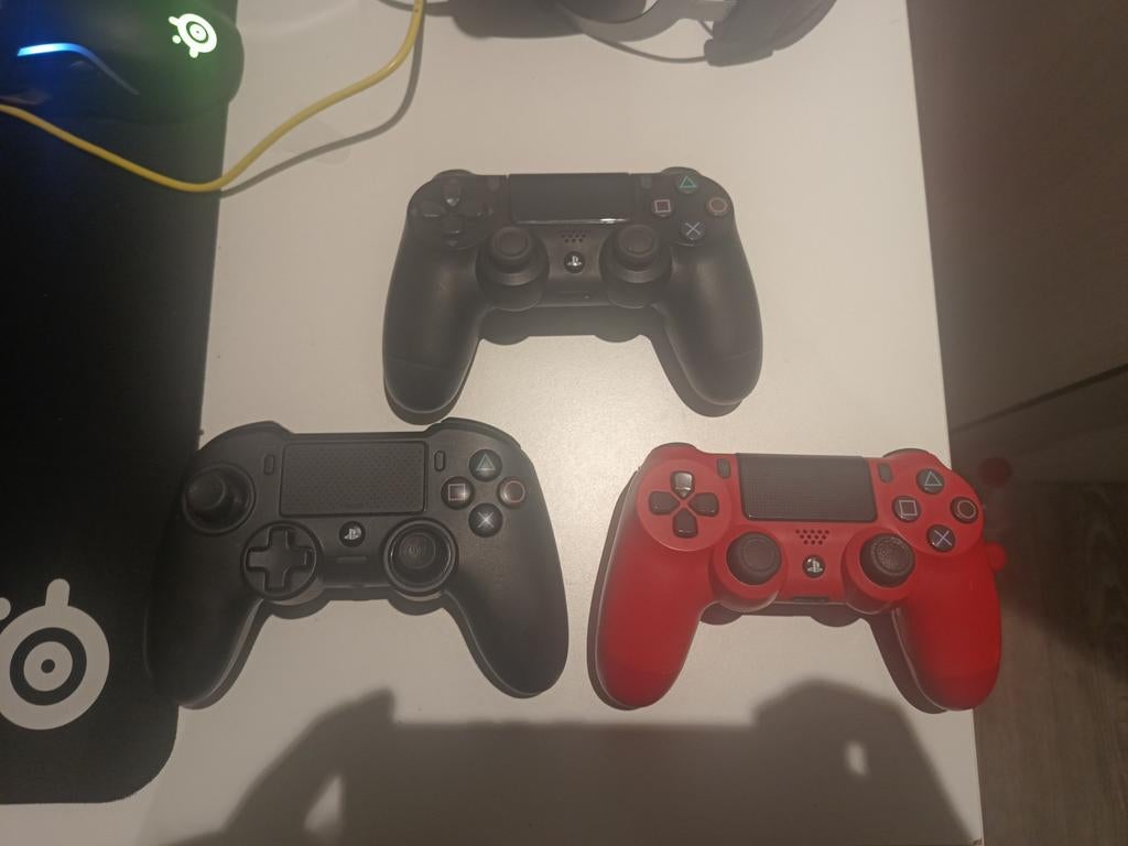 PS4 Controllers - Zwart en Rood (ook voor PC), Gebruikt, Ophalen of Verzenden, Controller, PlayStation 4