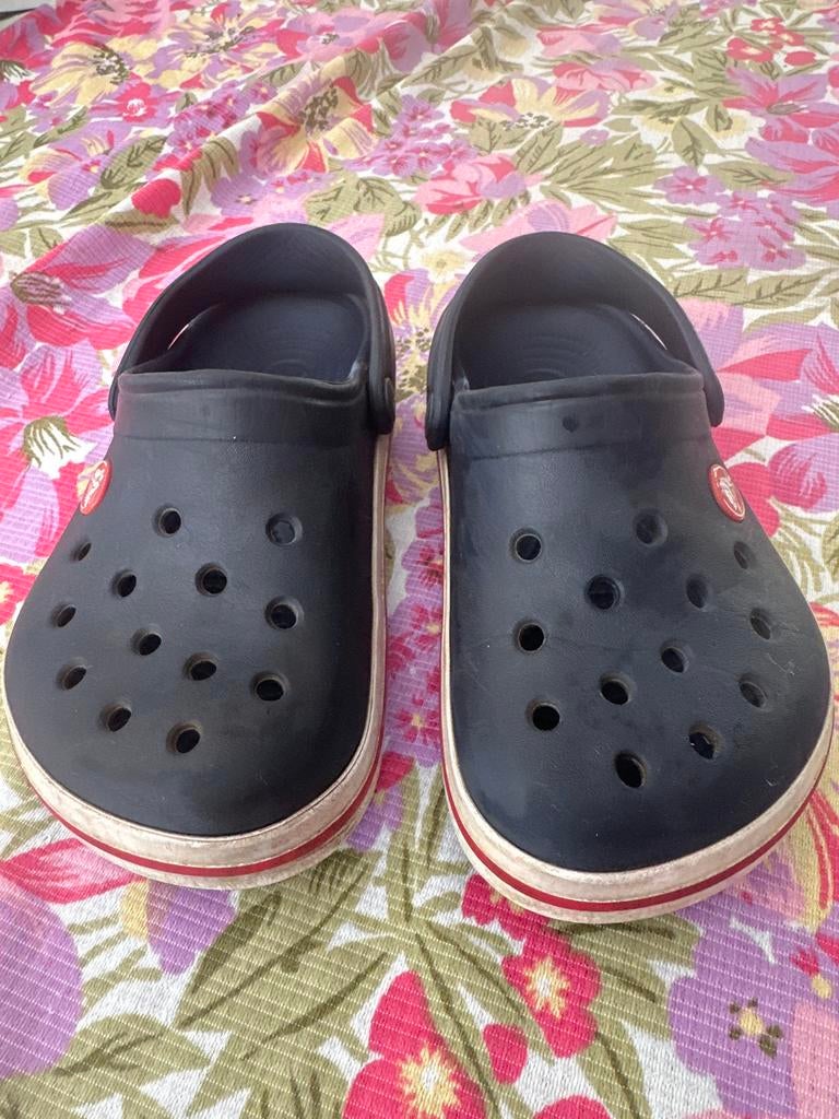 Crocs Klompen Zwart met Rode Streep - Maat J1, Kinderen en Baby's, Ophalen of Verzenden, Gebruikt, Jongen of Meisje, Overige typen