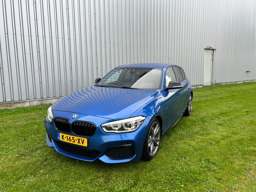 BMW M135i (F20) 3.0 AUT 326PK Alcantara Harman/Kardon Camera, Achterwielaandrijving, Zwart, Blauw, Alcantara