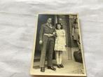 Vintage foto: Militair met meisje, jaren '40 afm is 6x 8 cm, Gebruikt, Foto, Ophalen of Verzenden, 1940 tot 1960
