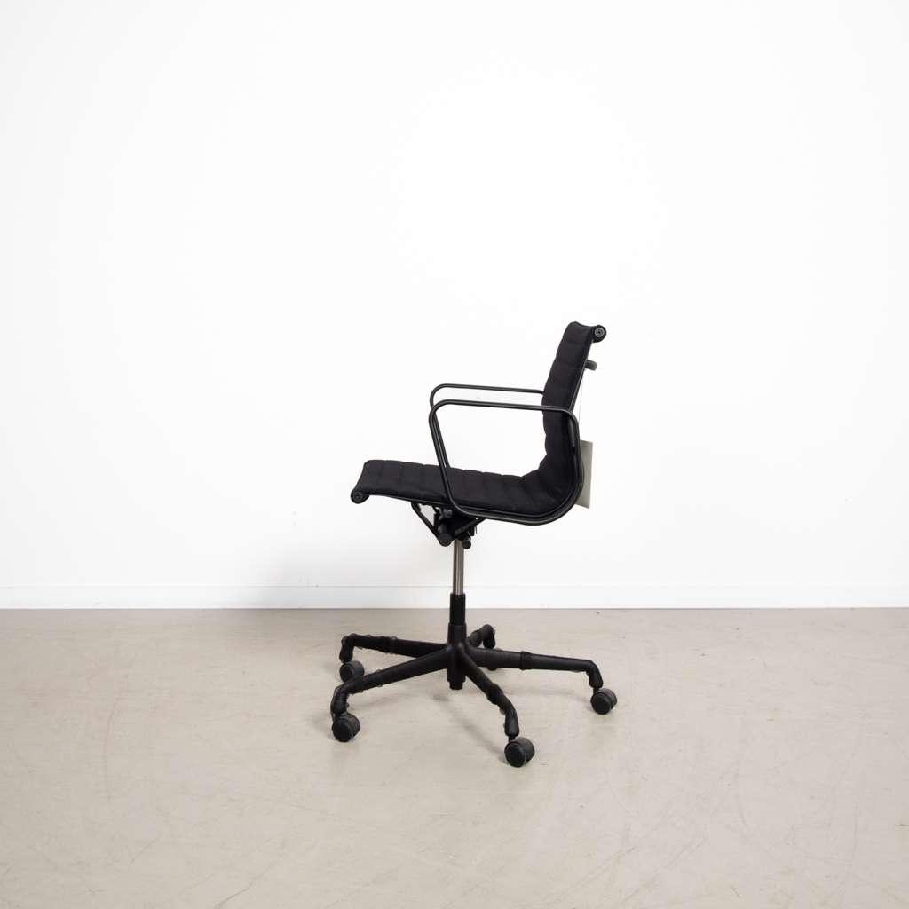 1x Vitra Eames EA 117 Bureaustoel Zwart Hopsak, Niet ingevuld, Zwart, Niet ingevuld, Nieuw